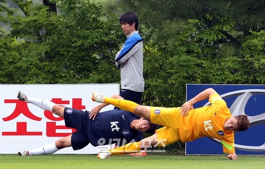 洪明甫監督の指揮の下で練習をしている韓国代表選手。