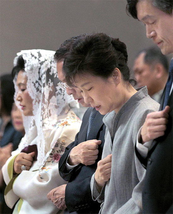 １８日、ソウルの明洞聖堂で開かれた「セウォル号犠牲者と遺族のためのミサ」に参加し祈祷している朴槿恵大統領。（写真＝青瓦台写真記者団）