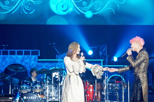 ＪＹＪキム・ジュンスの日本ツアーにゲストとしてミュージカル女優のチョン・ソナが日本語曲を歌って大きな反応を得た。