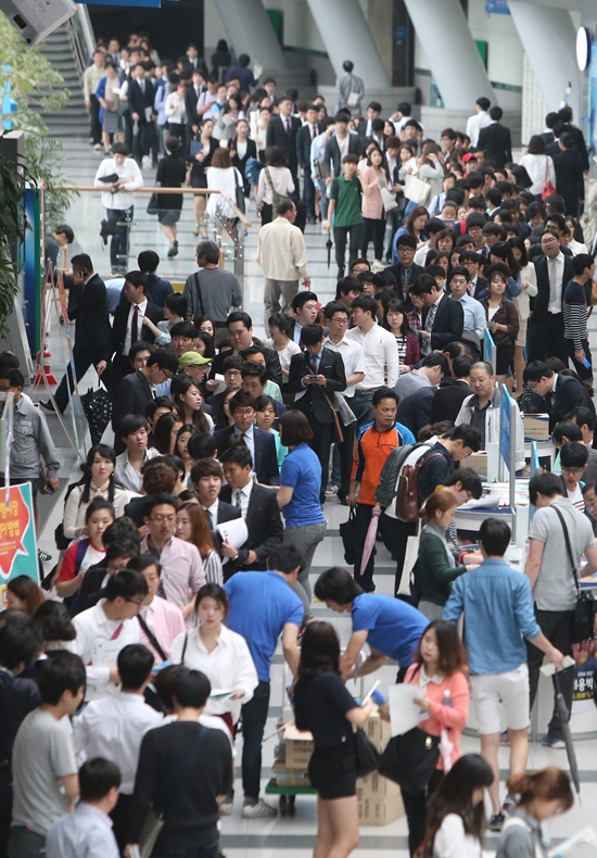 ２０日、釜山ＢＥＸＣＯで開かれた２０１４年釜山広域圏採用博覧会の様子。