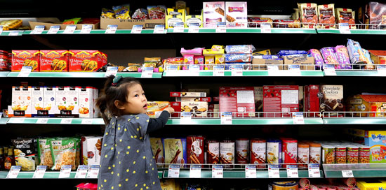 ２０日午前、ソウルのある大型マート輸入菓子コーナーで子どもが菓子を選んでいる。輸入菓子の販売量が増え、大型マートは関連コーナーを拡大した。