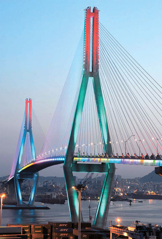 ２２日、釜山（プサン）の巨済島（コジェド）を基点にした海岸循環道路網５２キロメートルの最終区間である釜山港大橋が開通した。