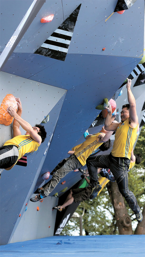 ２５日、ソウル南山の八角亭広場でボルダリング大会「２０１４　ａｄｉｄａｓ　ＲＯＣＫＳＴＡＲＳ　Ｓｅｏｕｌ」で岩を登っている参加者たち。