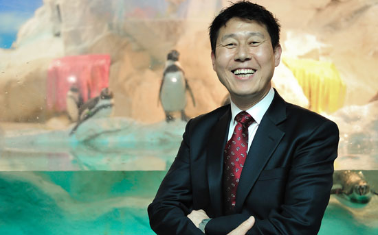 韓国最高の水族館専門家に挙げられる６３アクアリウムのキム・ギテさんは中国への「水族館輸出」を目前に控えている。キムさんが６３シーワールドのペンギン展示館の前で笑っている。（写真＝ハンファホテル＆リゾート）