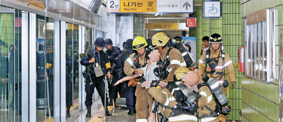 ２０１４民・官・軍合同放射能テロ対応訓練が２７日午後、ソウル新内洞の烽火山駅で行われた。