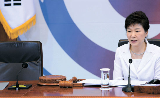 ２７日、青瓦台（チョンワデ、大統領府）で開かれた閣僚会議で冒頭発言をしている朴槿恵大統領。