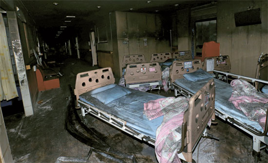 ２８日午前、全羅南道長城郡三渓面（チョンラナムド・チャンソングン・サムゲミョン）の「孝実践愛の分かち合い療養病院」の別館２階廊下に、焼けたベッドやいすなどが煩雑に置かれていた。廊下の両側に死傷者が出た病室があり、廊下の一番奥が火災の発生した多目的室だ。この事故で有毒ガスによる窒息などで２１人が亡くなり、７人が負傷した。