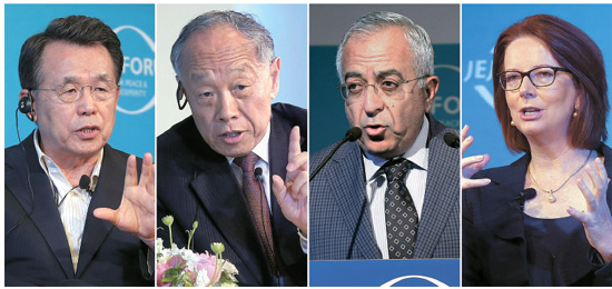 左から韓昇洙元首相、李肇星元中国外相、ファイヤード前パレスチナ首相、ギラード前豪首相。