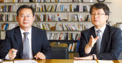 キム・ヨンヒョン東国（トングク）大学教授（左側）と、パク・ヨンジュン国防大学教授。