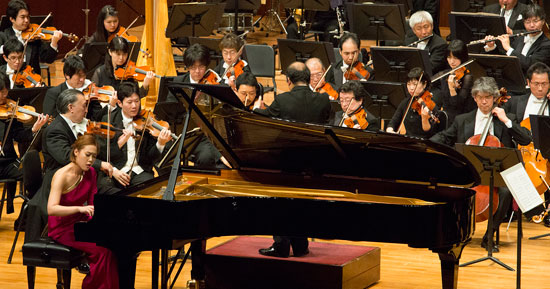 ＮＨＫ交響楽団はソン・ヨルムと息を合わせたプロコフィエフのピアノ協奏曲第３番で両国の和合を祈った。〔写真＝錦湖（クムホ）アシアナ文化財団〕