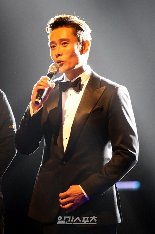 アジア太平洋スクリーンアワードで最高の男優賞を獲得したイ・ビョンホン。