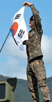 今月６日の韓国殉国烈士の日に合わせ、国防部が今まで使ってきた中国産の太極旗を国内産に交換する。