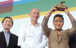 第１４回ベネチア・ビエンナーレ国際建築展で韓国館が金獅子賞を受賞した。写真左からクォン・ヨンビン韓国文化芸術委員会委員長、レム・コールハース総監督、チョ・ミンソク韓国館コミッショナー。