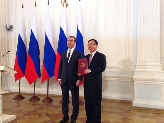 ロシアのドミトリー・メドベージェフ首相（左）とロシア生産法人の辛明基（シン・ミョンギ）法人長が授賞式のあとポーズを取っている。（写真提供＝現代車）