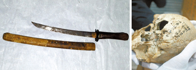 陸軍士官学校博物館で確認された東学軍将軍が使った刀（左）。１９９６年に北海道大学が韓国に返還した東学軍将軍の遺骨。「韓国東学党首魁の首級」という日本語が筆で書かれている。全州歴史博物館が収蔵庫に保管中だ。