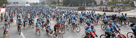 ソウル市・中央日報・ＪＴＢＣ共同主催の「２０１４ハイソウル自転車大行進」に参加した約５０００人が１５日午前、ソウル光化門広場から出発している。