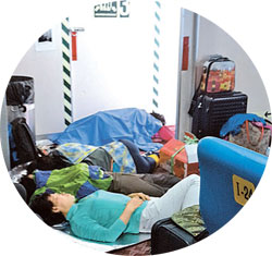 浦項（ポハン）－鬱陵島（ウルルンド）を行来するサンフラワー号の非常脱出口を遮って寝ている乗客。