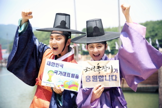 ＫＢＳ第２テレビの水木ドラマ『朝鮮銃使い』の扮装でＷ杯を応援する俳優イ・ジュンギ（左）と女優のナム・サンミ。
