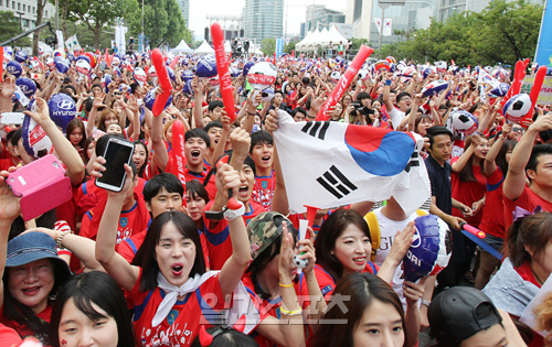 ２０１４ブラジルワールドカップ（Ｗ杯）１次リーグＨ組の韓国－ロシア戦が行われた１８日、ソウル永東大路で多くのサッカーファンが街頭応援をしている。