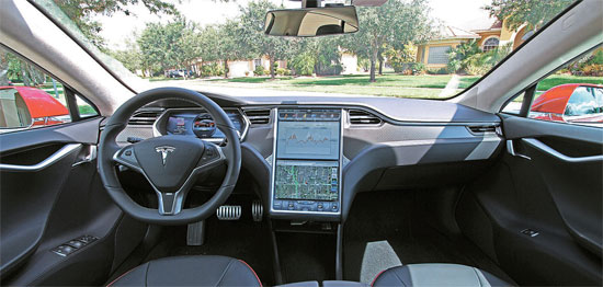 テスラ電気自動車「モデルＳ」の内部の様子。チャールズ・キム氏が保有する車と同じモデルで、運転席のそばにあるタッチスクリーンで音楽再生・道路案内などが可能だ。（写真＝中央フォト）