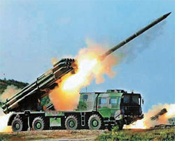 北朝鮮が２６日午後に発射した３００ミリ新型ロケット砲ＫＮ－０９の原形と推定される「ＢＭ－３０スメルチ」ロケット砲の発射場面。（写真＝中央フォト）