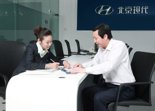 自動車市場調査企業Ｊ．Ｄ．Ｐｏｗｅｒの「２０１４中国販売満足度評価（ＳＳＩ：Ｓａｌｅｓ　Ｓａｔｉｓｆａｃｔｉｏｎ　Ｉｎｄｅｘ）」で、北京現代（現代車の中国法人）が歴代最高点数を記録して史上初の1位となった。写真は中国にある北京現代販売代理店でスタッフが顧客と販売相談を進めている様子。（写真＝現代自動車提供）