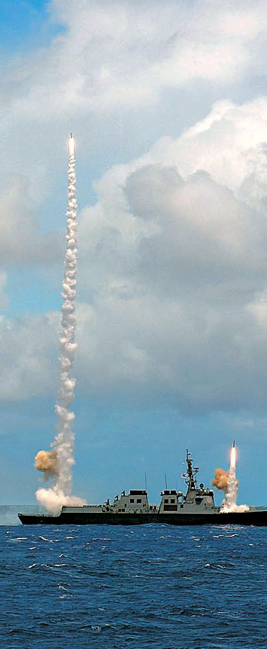 先月１８日、２０１４環太平洋合同演習（ＲＩＭＰＡＣ）に参加している「西エ柳成龍」が米国ハワイ近海でＳＭ－２を発射している。（写真＝韓国海軍）
