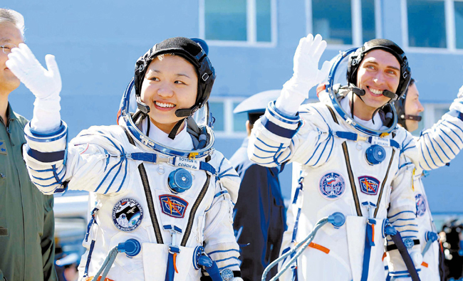 韓国初の宇宙飛行士のイ・ソヨン氏（左）が２００８年４月、カザフスタンの宇宙基地からソユーズＴＭＡ－１２宇宙船に搭乗する前に手を振っている。（写真=中央日報フォトＤＢ）
