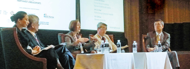 １日にソウルＪＷマリオットホテルで開かれた「アジア・太平洋エネルギーサミット」の「韓日中露専門家討論会」セッションで、出席者が意見を交わしている。