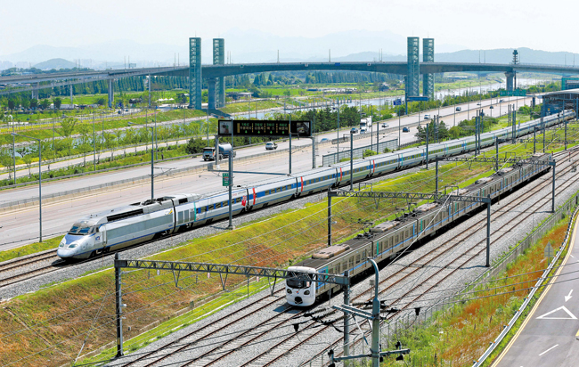 ４日午前、晋州を出発した第４０２列車が桂陽駅を通過して仁川空港へ向かっている。列車の上には空港高速道路、京仁京仁アラベッキル、桂陽大橋が見える。下は桂陽駅で待機中の仁川市鉄道列車。