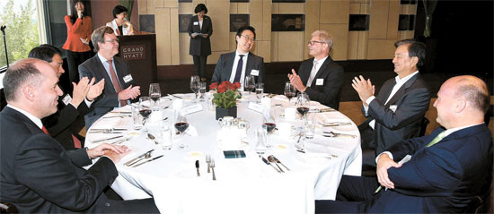９日にソウルグランドハイアットホテルで開かれた第１３回韓独フォーラム歓迎夕食会で、出席者が金善旭（キム・ソンウク）梨花女子大総長（フォーラム共同代表）の歓迎の言葉を聞いている。