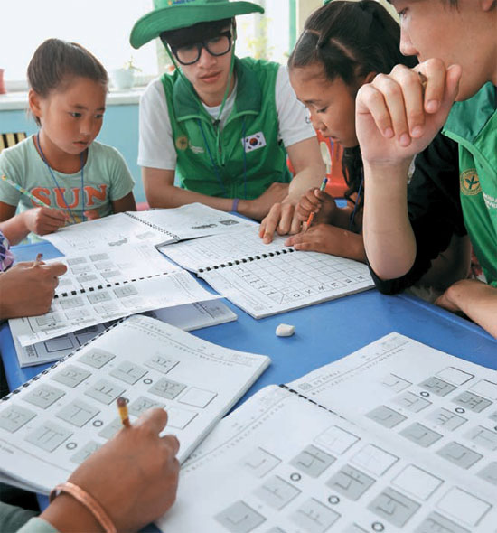 １０日、モンゴル・セレンゲヘルフ村の幼稚園で現地の子どもたちにハングルを教えているセマウル運動青年大学生海外ボランティア団員。（写真＝共同取材団）