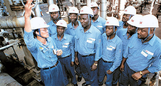 ＳＫエネルギー蔚山工場を訪れたガーナの石油会社技術陣が工場運営技術を学んでいる。（写真＝ＳＫエネルギー）