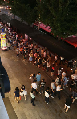直行座席型広域バスの立ち乗りが禁止された１６日、ソウルに通勤する市民らが大きな不便を体験した。バスが一部の停留所を無停車で通過したり、立ち乗りを許容するなど混乱が続いた。この日夜遅くまでソウル舎堂（サダン）駅前のバス停留場で市民がバスを待っていた。