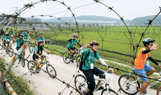 ２１日、世界５０余カ国から韓国を訪れた学生たちが自転車に乗って非武装地帯（ＤＭＺ）を走っている。