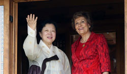 マリア・カバコシルバ大統領夫人が２１日午前、ソウル城北洞（ソンブクトン）の韓国家具博物館を訪れてチョン・ミスク館長の説明を聞いた。