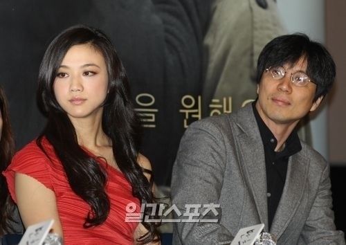 中国女優タン・ウェイ（左）と韓国のキム・テヨン監督。