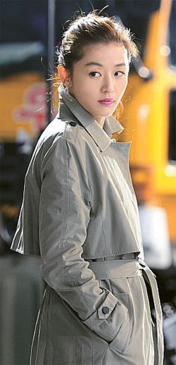 「チョン・ソンイ・コート」を着た女優チョン・ジヒョン