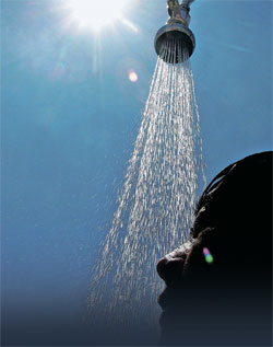 韓半島では異常な気候が続いている。ある男性が猛暑の中、シャワーを浴びている。