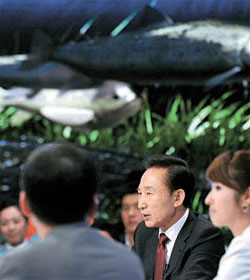 李明博前大統領が２００９年に開催した「国民との対話」の場面。李前大統領は水質調査用ロボット魚広報映像を公開し、「４大河川水質汚染を把握するためにロボット魚を放つ」と述べた。（写真＝監査院・中央フォト）
