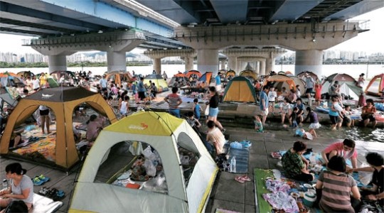 ソウル汝矣島の麻浦大橋の下で暑さを避ける市民