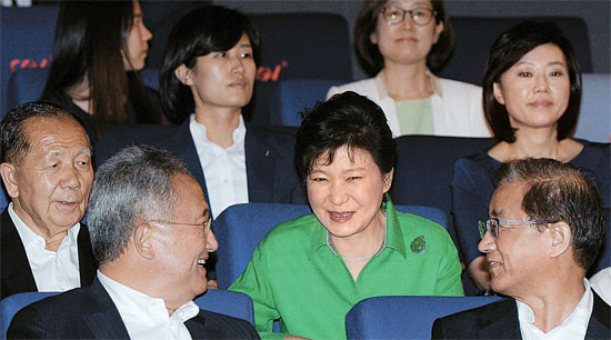 ６日、ソウル汝矣島（ヨイド）の劇場に映画『鳴梁』を観賞しに訪れた朴槿恵大統領（中央）。