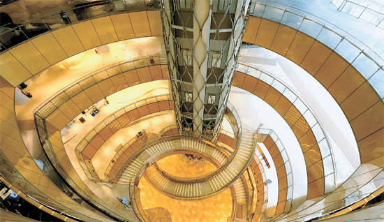 ５日、ソウル蚕室（チャムシル）の第２ロッテワールドのロッテワールドモール「ＡＶＥＮＵＥＬ」棟の中央から見下ろした名品館の様子。建物内のらせん状階段で各階をつなげた。