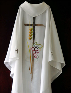 １７日、アジア青年大会で法王が着る祭服。十字架を東洋画の技法で刺繍した。（写真＝天主教大田（テジョン）教区）
