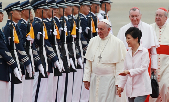 朴槿恵（パク・クネ）大統領が１４日、韓国を訪問したフランシスコ法王にスペイン語で「いらっしゃったことを歓迎します」と挨拶した。（写真=中央フォト）
