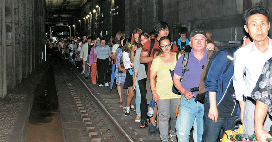 ソウル地下鉄１号線の電車が停電のためストップする事故が発生し、約８００人の乗客が列車から降り清涼里（チョンリャンリ）駅に歩いて移動している。（写真＝東大門消防署）