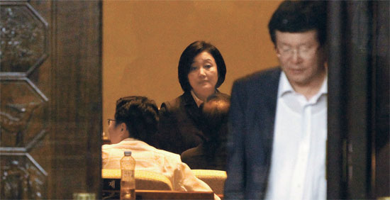 １９日、新政治連合の朴映宣院内代表（中央）が議員総会を開き非公開討論を行っている中、薛勲議員（右）が会議場を離れている。