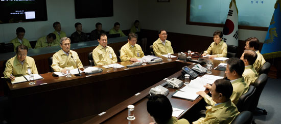 １９日、朴大統領が「地下バンカー」と呼ばれる青瓦台国家危機管理状況室で、国家安全保障会議（ＮＳＣ）と国務会議をしている。（写真＝青瓦台）
