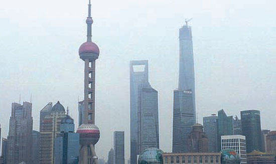 中国の改革・開放１番地である上海・浦東地区は摩天楼の森を作っている。中央の高いビルが「栓抜き」というニックネームを持つ上海世界金融センター（４９２メートル）、右側が今年完工予定の高さ６３２メートルの上海タワーだ。左側のとがった塔が上海のもうひとつのランドマークである東方明珠。