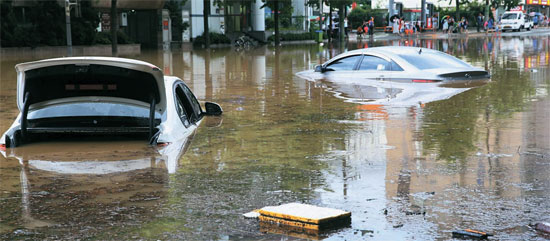 ２５日、釜山地域には１時間当たり最高１３０ミリの激しい雨が降り土砂崩れと浸水で人命・財産被害が発生した。同日、釜山市北区華明洞（プサンシ・プック・ファミョンドン）の金谷（クムゴク）大路が水に浸かっている。